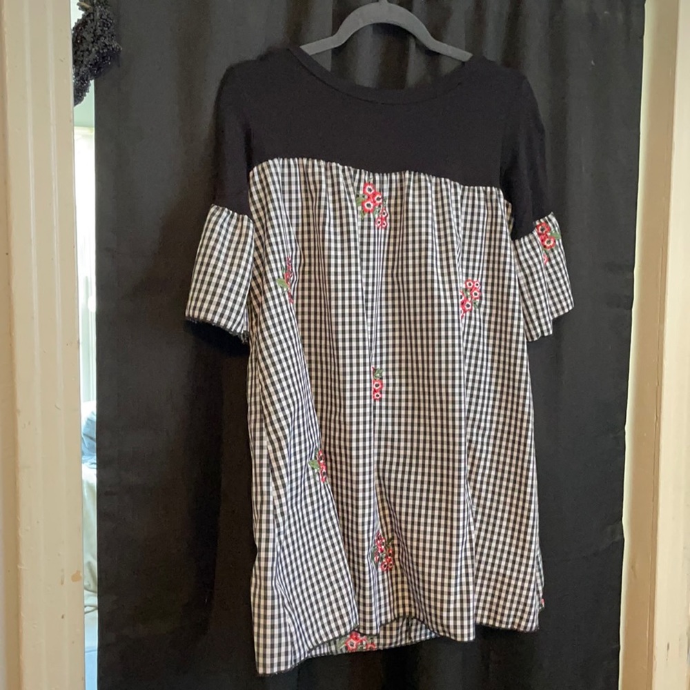 top w/ black & white pattern, Red flowers Size L